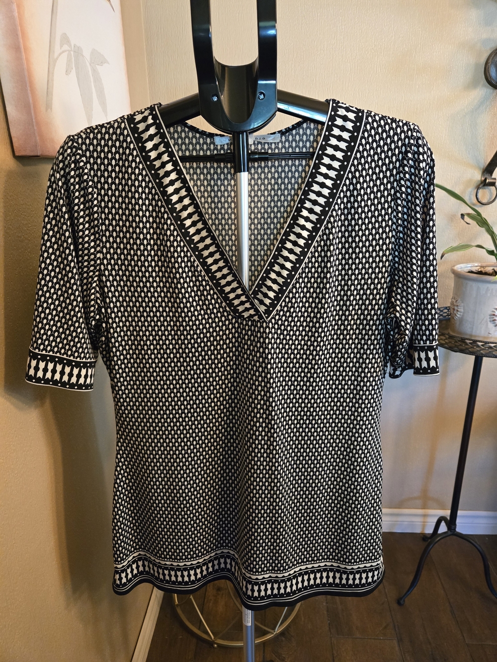 Max Studio Black & White Patterned V-Neck Women's Top